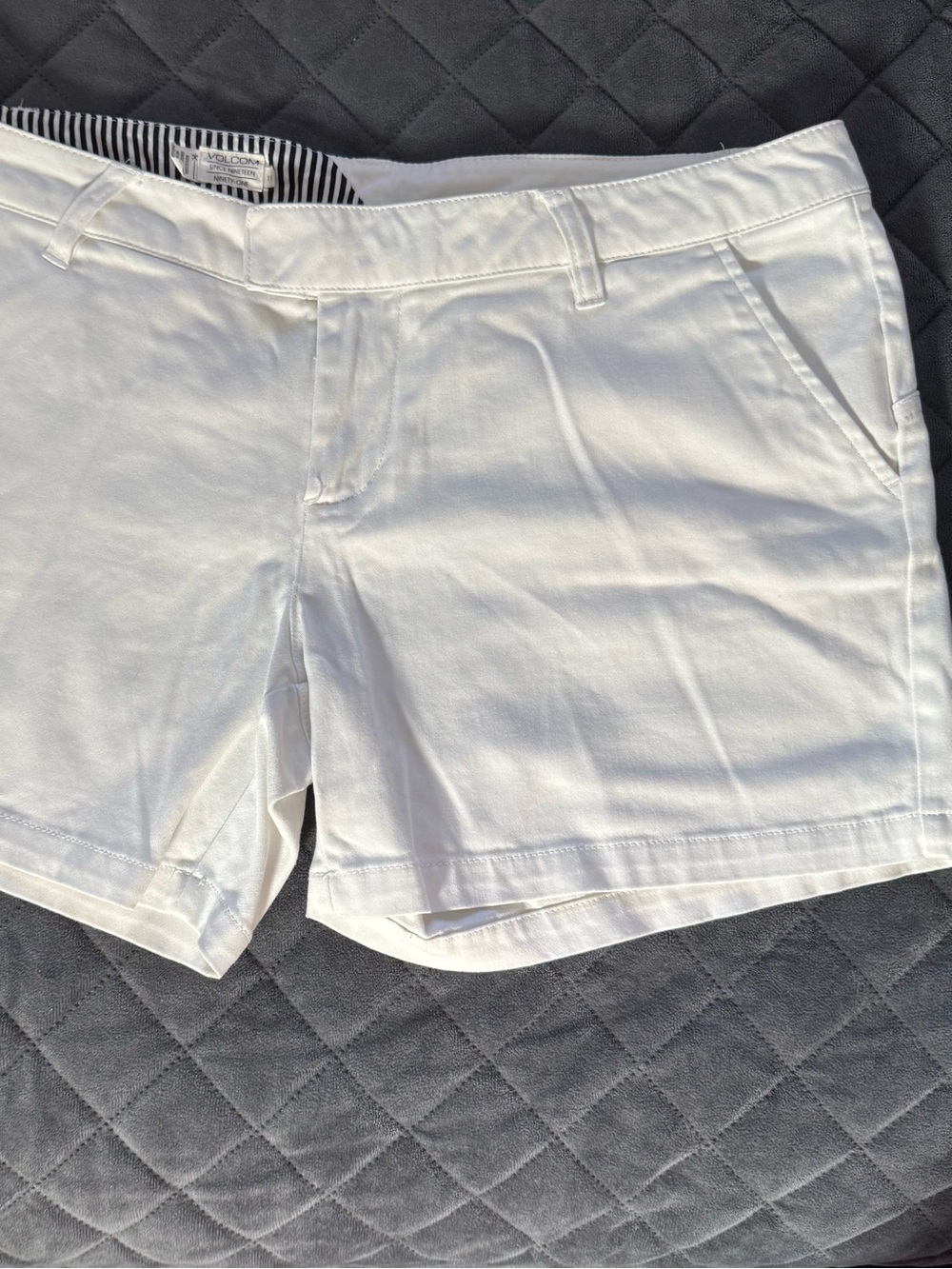Volcom White Casual Shorts Size 11 VGUC